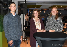 Student Daan Buitelaar, die aan het studeren is om teeltman te worden, kwam ook een kijkje nemen samen met de dames van Grow Hub, Demy Bokhorst en Charlotte Grootscholten